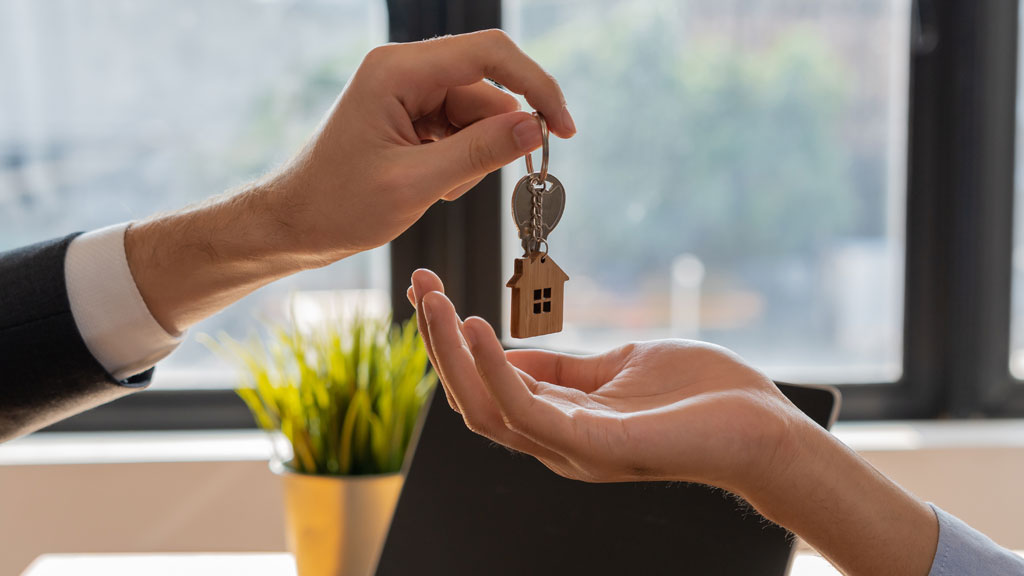 Jeune femme ouvrant la porte de son appartement à Montréal, assurance locataire