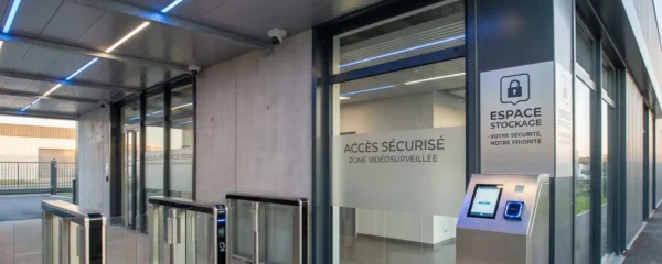 Entrée sécurisée moderne d'un centre de self-stockage avec système de contrôle d'accès par badge et portiques de sécurité